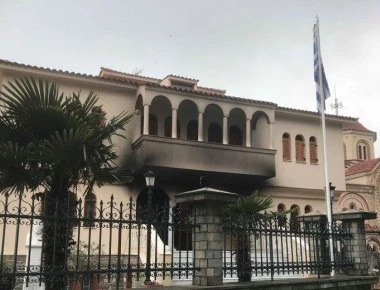 Θεσσαλονίκη: Επίθεση με γκαζάκια στα γραφεία της Μητρόπολης Νεαπόλεως (φωτό, βίντεο)